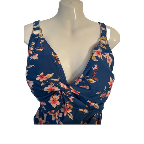 Plus Size Women’s One Piece Floral Swimsuit - Picture 3 of 5